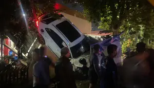 Mobil Porsche berwarna putih mengalami kecelakaan lalu lintas di Kota Medan (Istimewa)