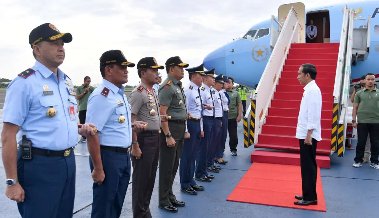 Presiden Joko Widodo bersiap menaiki pesawat kepresidenan di Lanud Halim Perdanakusuma, Jakarta, Minggu (21/1). Jokowi bertolak ke Provinsi Lampung antara lain dalam rangka peresmian salah satu ruas Jalan Tol Trans Sumatera. (Foto: Biro Pers Setpres)