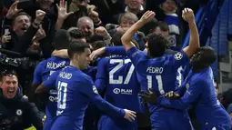 Para pemain Chelsea merayakan gol yang dicetak Willian ke gawang Barcelona pada laga Liga Champions di Stadion Stamford Bridge, London, Selasa (20/2/2018). Chelsea sementara unggul 1-0 atas Barcelona. (AFP/Ian Kington)