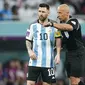 Wasit Szymon Marciniak (kanan) bersama Lionel Messi saat memimpin pertadingan perempat final Piala Dunia 2022 antara Argentina kontra Australia pada 3 Desember 2022. (AP Photo/Jorge Saenz)