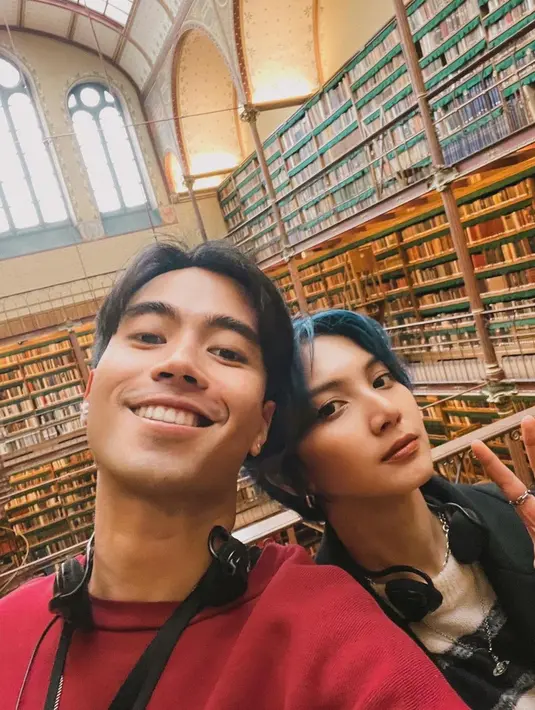 Vidi Aldiano tampil bright dengan sweater merah dan kalung Prada [@vidialdiano]