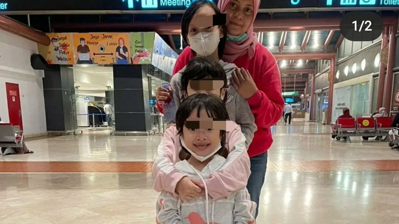 Wanita asal Kota Kendari yang viral di media sosial, Erlita Dewi dan ketiga anaknya.(Foto: Erlita Dewi/Liputan6.com)