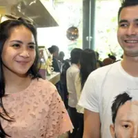 Menjadi seorang ibu tidaklah membatasi kreatifitas seorang wanita. Fokus dengan ASI Eksklusif, Raffi tidak menghalangi karir gigi setelah menjadi seorang ibu.