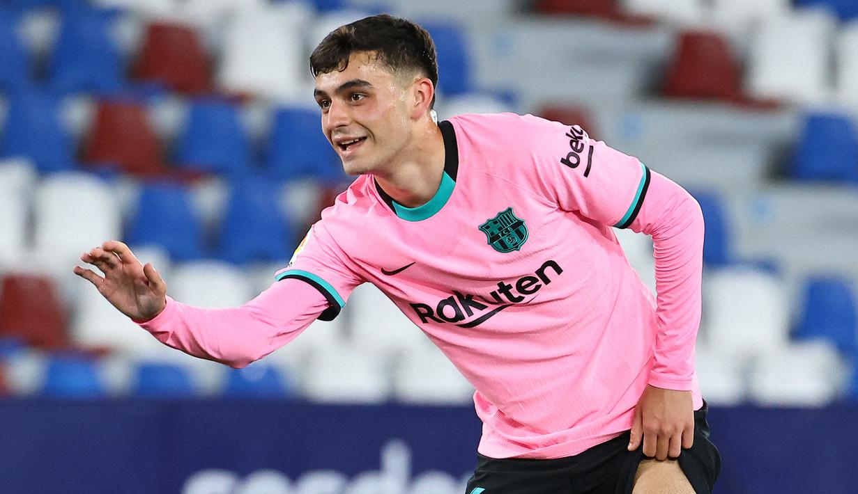 Pedri dinilai menjadi penerus gelandang legendaris Barcelona, Xavi dan Iniesta. Sentuhan cekatan, gerakan, kecerdasan, dan pandangannya terhadap umpan membuatnya dipercaya sebagai starter di umurnya yang masih 18 tahun. Ia juga dianugerahi sebagai pemain terbaik di Euro 2020. (AFP/Jose Jordan)