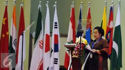 Ketua Umum PDIP Megawati Soekarnoputri memberikan sambutan saat menghadiri ICAPP 2016 di Komplek Parlemen Senayan, Jakarta, Jumat (22/4). Konferensi tersebut di ikuti oleh 48 partai politik dari 32 negara. (Liputan6.com/Johan Tallo)