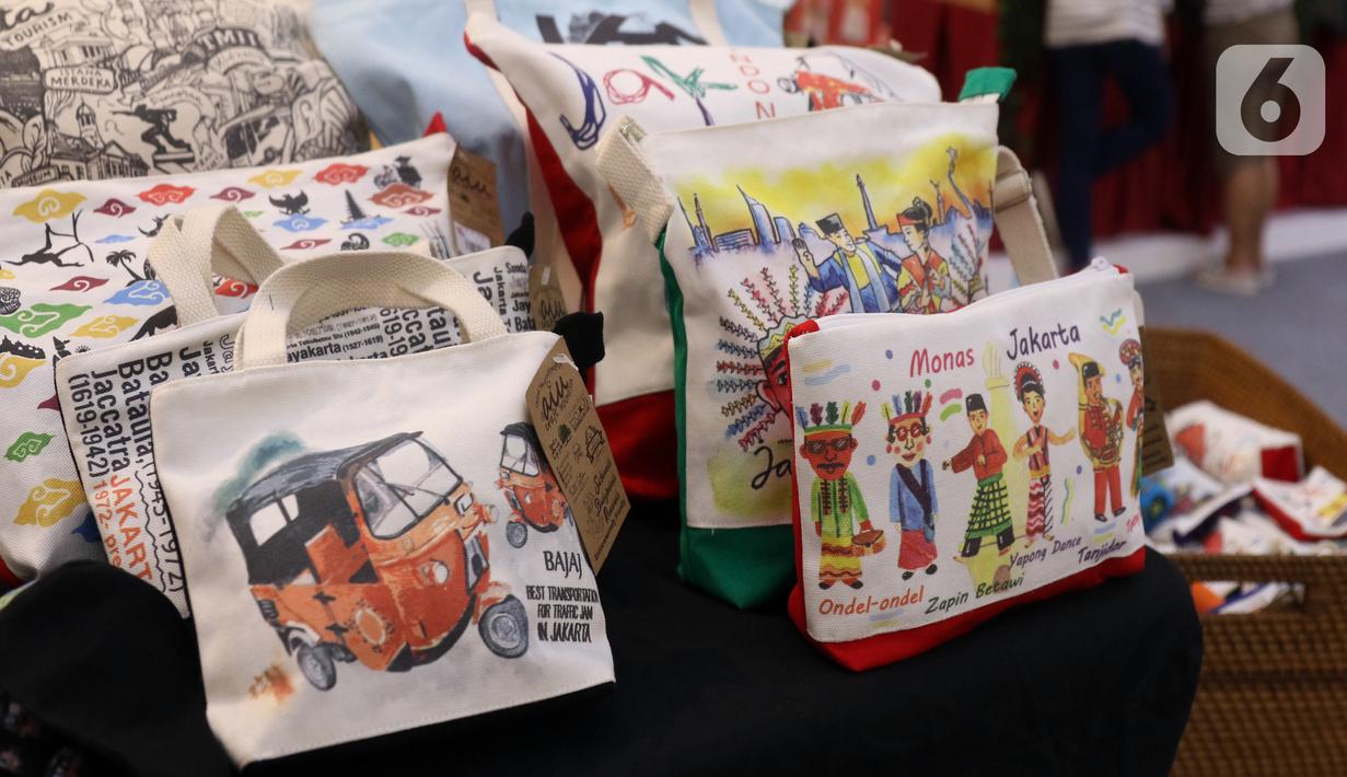 Kerajinan tangan rumahan dipamerkan dalam pameran Creative Culture Home di Sumarecon Mal Serpong, Tangerang, Banten, Selasa (27/10/2020). Pameran untuk membangkitkan pemulihan ekonomi ini digelar Kementerian Pariwisata dan Ekonomi Kreatif serta pengelola mal. (Liputan6.com/Angga Yuniar)
