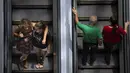 Orang-orang menaiki eskalator di pusat perbelanjaan di Tel Aviv, Israel pada Selasa (15/6/2021). Israel mencabut aturan wajib masker di dalam ruangan pada Selasa, 15 Juni 2021 berbarengan dengan catatan angka kematian Corona COVID-19 yang menurun drastis. (AP Photo/Oded Balilty)