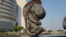 Sebagai salah satu spot menarik di Qatar, para turis kerap menggunakan Patung Miraculous Journey sebagai tempat untuk berfoto. (Bola.com/Ade Yusuf Satria)