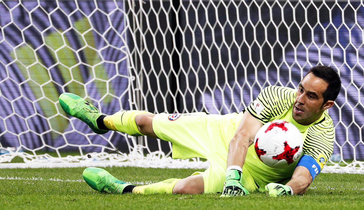 Kiper Cile, Claudio Bravo, menepis penalti gelandang Portugal, Nani, pada semifinal Piala Konfederasi di Kazan Arena, Kazan, Rabu (28/6/2017). Cile menang adu penalti 3-0 atas Portugal. (EPA/Sergey Dolzhenko)
