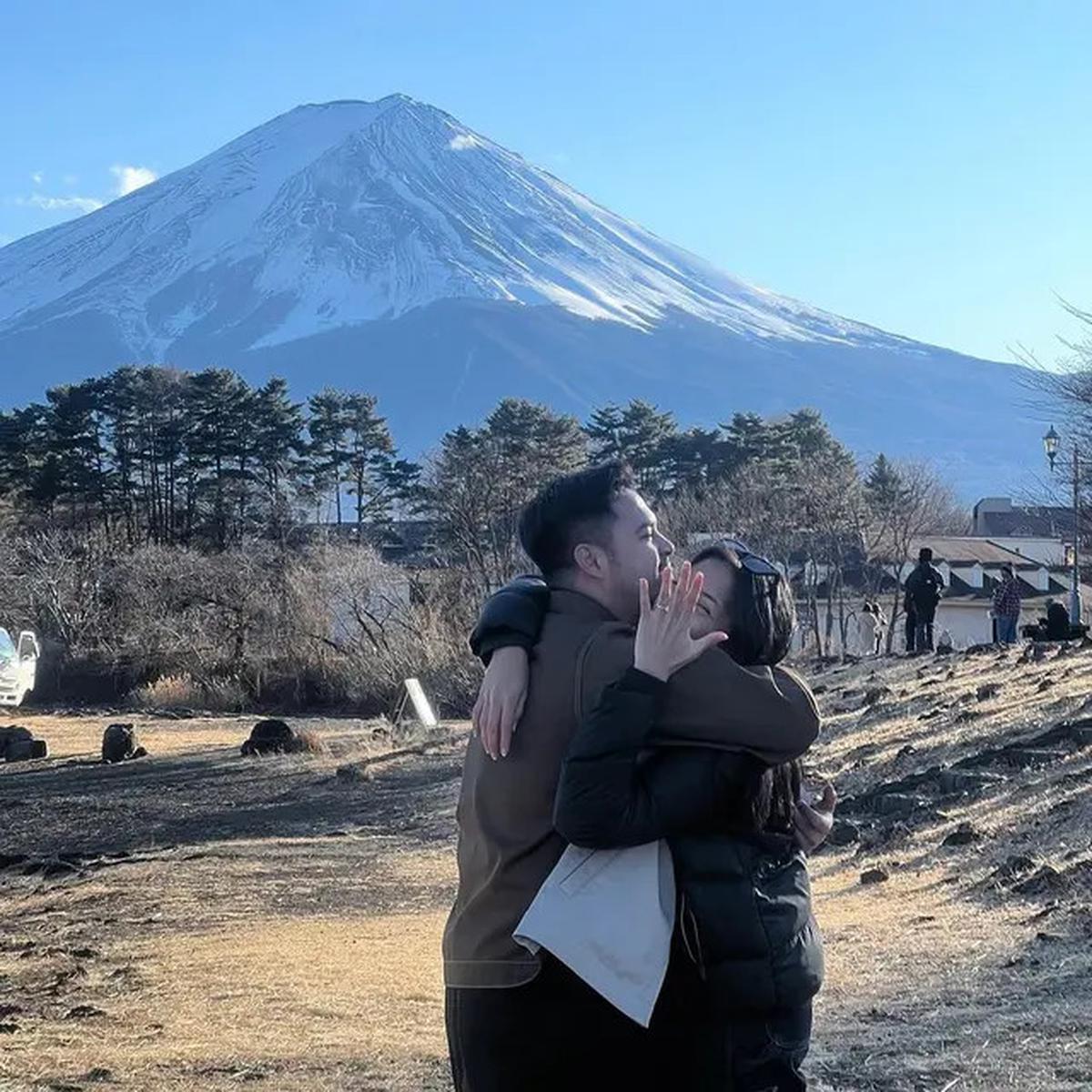 8 Potret Nadhif Basalamah Lamar Taska Amani Berlatar Gunung Fuji, Romantis