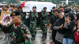 Keluarga mengiringi peti jenazah menuju  pusara terakhir di TMP Kalibata, Jakarta, Selasa (22/3/2016). Sebanyak 13 prajurit TNI AD tewas dalam tugas ketika helikopter yang mereka tumpangi jatuh di Poso, Sulteng, Minggu (20/3). (Liputan6.com/Yoppy Renato)