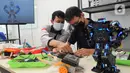 Mahasiswa magang merakit robot di Kampong Robot, Sarua, Ciputat, Tangerang Selatan, Banten, Jumat (18/3/20222). Kampong Robot di bawah naungan International Youth Robotic Associaton (IYRA) Indonesia berdiri sejak 2020. (merdeka.com/Arie Basuki)