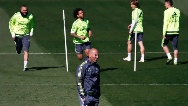 Real Madrid mempersiapkan strategi mengalahkan Barcelona di Camp Nou pada Minggu dinihari nanti (3/4/2016). Latihan mencetak gol dengan satu sentuhan dipraktekkan dengan intensif sebagai resep mengalahkan Barcelona.