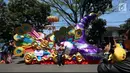 Seorang warga berfoto di kendaraan karnaval sebelum dimulainya Karnaval Kemerdekaan Pesona Parahyangan 2017 di sekitar Gedung Sate, Bandung, Sabtu (26/8). Karnaval ini merupakan rangkaian dan penutupan HUT Kemerdekaan RI ke-72. (Liputan6.com/Johan Tallo)