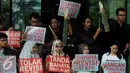 Aksi sejumlah masyarakat sipil membawa pentungan sebagai tanda peringatan terkait revisi uu KPK, Jakarta, Selasa (16/2/2016). Aksi tersebut menolak akan di sahkannya uu revisi oleh DPR. (Liputan6.com/Helmi Afandi)
