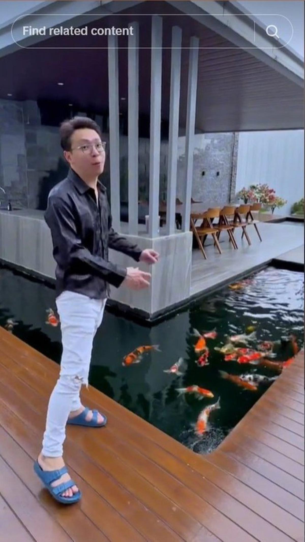 Namun, ada pula netizen yang kemudian membandingkan rumah ini dengan milik Sultan Andara yakni Raffi Ahmad.