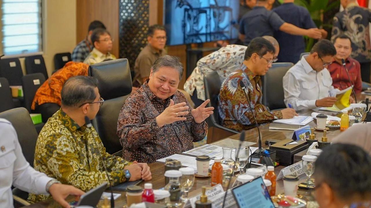 Menteri Ekraf Teuku Riefky Harsya saat Rapat bersama Menteri Koordinator Bidang Perekonomian Airlangga Hartarto