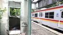 Kereta melintas di Stasiun Mampang, akarta, Senin (9/4). Stasiun yang telah dinonaktifkan pengoperasiannya, kini kondisinya terbengkalai serta kumuh karena dijadikan tempat tinggal sejumlah tunawisma. (Liputan6.com/Immanuel Antonius)