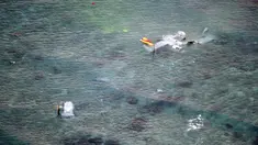 Kondisi pesawat Korps Marinir AS MV-22 Osprey usai jatuh di lepas pantai Nago, Okinawa, Jepang, (14/12). Pesawat yang mengangkut lima awak tersebut dilaporkan jatuh pada Selasa (13/12), sekitar 9 kilometer dari lepas pantai Okinawa. (Reuters/Kyodo)