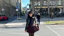 Bak warga lokal, Febby Rastanty lengkapi busananya dengan topi baret dan kacamata hitam [@febbyrastanty]
