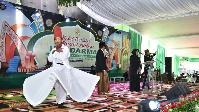 Tari sufi dan gambus El-Qirthosy dari Unigoro turut memeriahkan Halal Bihalal dan Reuni Akbar yang digelar Ikatan Keluarga Alumni Darul Ma'arif (IKA Darma) Lamongan. (Foto: Istimewa)