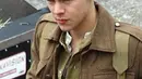 Dalam kesempatan tersebut, Harry Styles sangat serius mendalami aktingnya. Harry pun rela memotong rambutnya dan memakai kostum ala tentara. (Dailymail/Bintang.com)