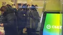 Orang-orang mengantre untuk menarik uang dari ATM di Sberbank di St. Petersburg, Rusia, 25 Februari 2022. Warga Rusia berbondong-bondong ke bank dan ATM tak lama setelah Rusia melancarkan serangan ke Ukraina dan Barat mengumumkan sanksi yang melumpuhkan ekonomi. (AP Photo/Dmitri Lovetsky)