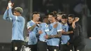 Para pemain Timnas Uruguay merayakan kemenangan atas Brasil setelah berakhirnya laga Kualifikasi Piala Dunia 2026 Zona Conmebol di Centenario Stadium, Montevideo, Uruguay, Rabu (18/10/2023) pagi WIB. (AP Photo/Matilde Campodonico)