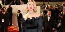 Léa Seydoux mengenakan gaun panjang satin hitam tanpa bahu dengan detail lipatan, dipadukan dengan sepatu hak tinggi satin hitam. Melengkapi tampilan, Léa Seydoux juga mengenakan kalung Pure V, cincin dan anting megah, semuanya terbuat dari emas putih dan berlian dari koleksi Perhiasan Mewah Louis Vuitton.