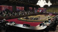 Presiden Indonesia Joko Widodo atau Jokowi (tengah)berbicara selama pembukaan Konferensi Tingkat Tinggi atau KTT G20 hari pertama di Nusa Dua, Bali, Selasa (15/11/2022). Jokowi membuka KTT G20 setelah menyapa sejumlah kepala negara yang hadir. (AP Photo/Dita Alangkara, Pool)