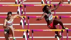 Atlet asal Trinidad dan Tobago, Deborah John (kanan) kehilangan keseimbangan saat melewati rintangan kelima dalam cabang lari halang rintang 100 meter putri Kejuaraan Atletik Dunia yang digelar di Stadion London, Inggris (11/8). (Jonathan Brady/PA via AP)