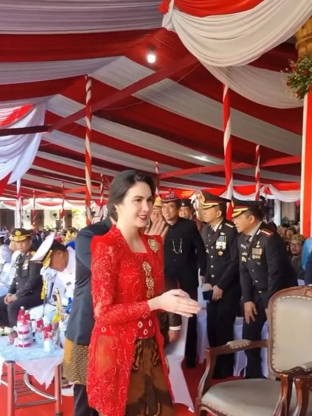 7 Potret Arumi Bachsin dan Emil Dardak Hadiri Upacara HUT RI di Gedung Merdeka Surabaya
