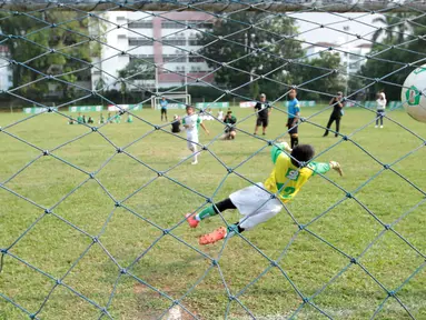 Tim Ponaryo dan tim Kurniawan saat bertanding pada MILO Football Camp 2018 di International Sports Club of Indonesia (ISCI), Ciputat, Sabtu. (12/5). Tim Ponaryo menang melawan tim Kurniawan lewat adu penalti. (Liputan6.com/Pool/Rizky)