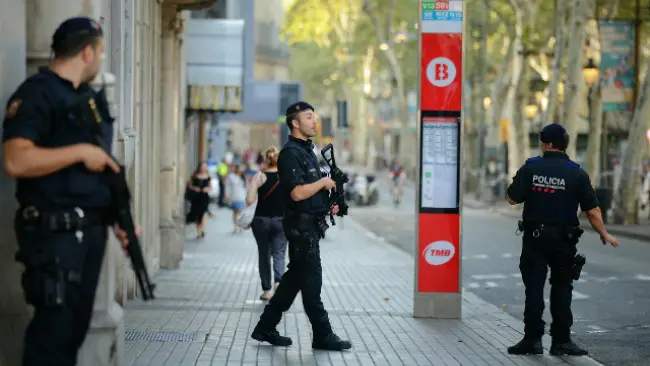 Patroli polisi bersenjata laras panjang di Las Ramblas, Barcelona, setelah serangan. (Sumber Manu Fernandez/AP Photo)