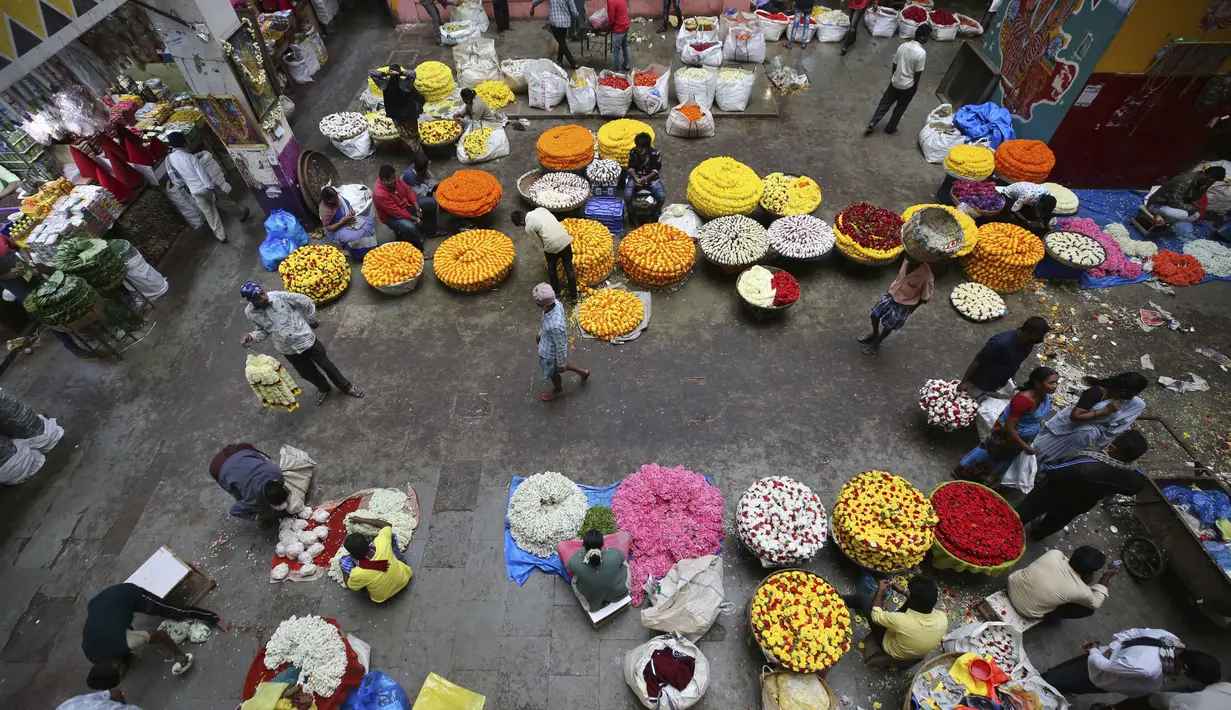 Penjual bunga menunggu pembeli di pasar grosir di Bengaluru, India, Kamis (24/9/2020). Negara berpenduduk 1,3 miliar itu diperkirakan akan menjadi negara terparah pandemi COVID-19 dalam beberapa minggu, melampaui Amerika Serikat. (AP Photo/Aijaz Rahi)