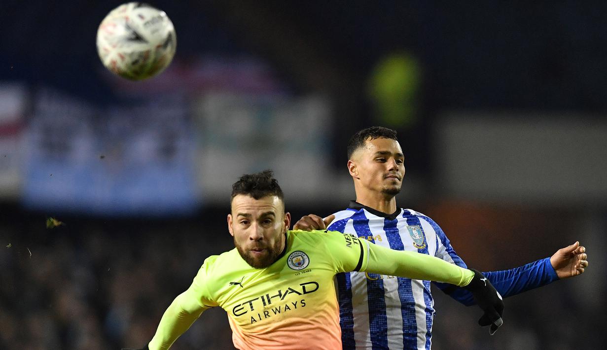 Bek Manchester City, Nicolas Otamendi, berebut bola dengan striker Sheffield Wednesday, Alessio Da Cruz, pada laga babak kelima Piala FA di Hillsborough Stadium, Rabu (4/3) malam waktu setempat. Manchester City menang 1-0 atas Sheffield. (AFP/Paul Ellis)