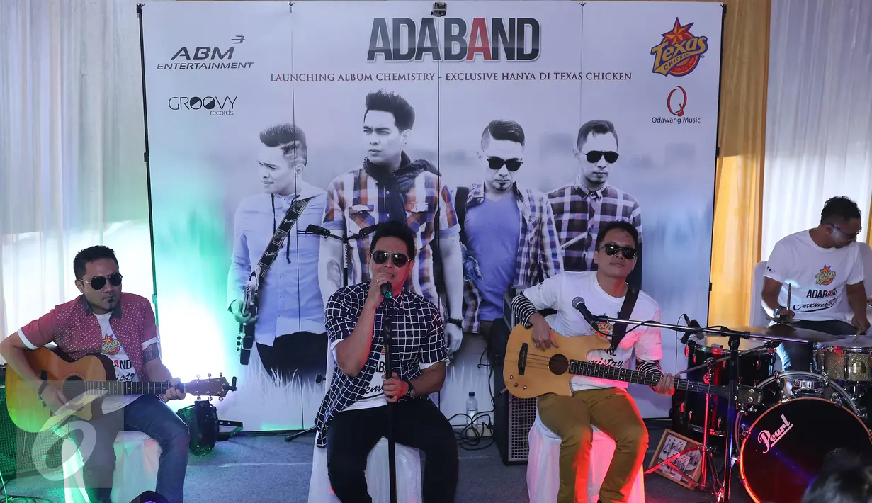 ADA Band tampil saat rilis album ke-13 di kawasan Cikini, Jakarta, Rabu (23/3). Album ke 13 Ada Band diberi judul "Chemistry" yang merangkum 10 singel terbaru. (Liputan6.com/Herman Zakharia)