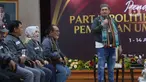 Ketua Umum Partai Negeri Daulat Indonesia (Pandai) Farhat Abbas memberikan keterangan saat mendaftarkan partai politiknya di Gedung Komisi Pemilihan Umum Republik Indonesia, Jakarta, Senin (1/8/2022). Pendaftaran calon partai politik (parpol) peserta Pemilu dimulai tanggal 1 hingga 14 Agustus 2022. (Liputan6.com/Angga Yuniar)