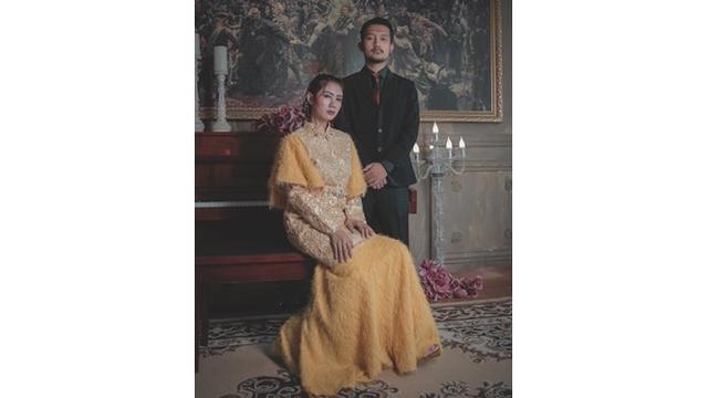 Potret Tom Liwafa bersama sang istri tercinta, Delta Hesti Candra Pratiwi. Keduanya terlihat romantis saat pemotretan.