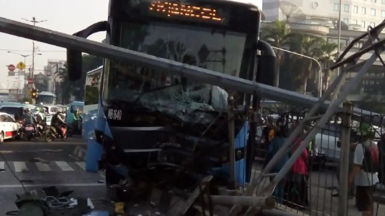 20160906-kecelakaan transjakarta-jakarta-gunung sahari