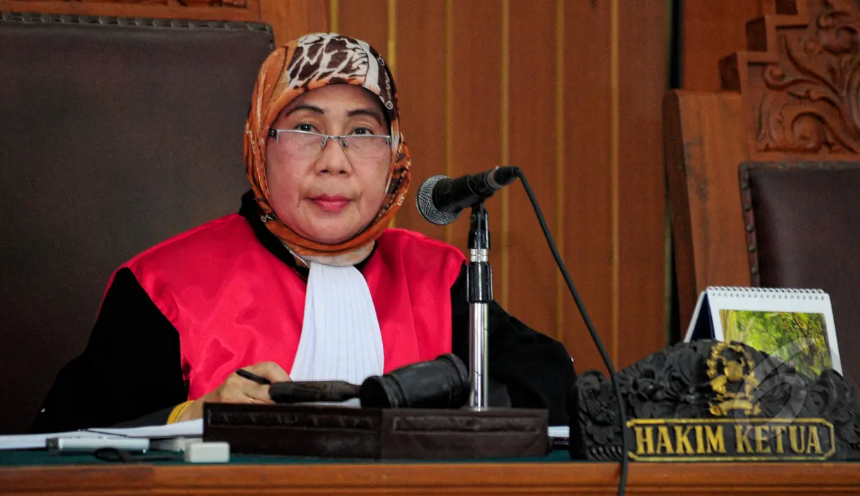 Hakim tunggal, Tati Hardianti, memimpin sidang lanjutan praperadilan SDA terhadap KPK di PN Jakarta Selatan, Senin (31/3). sidang praperadilan SDA sempat ditunda karena tim hukum KPK tidak menyertakan lampiran asli surat kuasa. (Liputan6.com/Yoppy Renato)