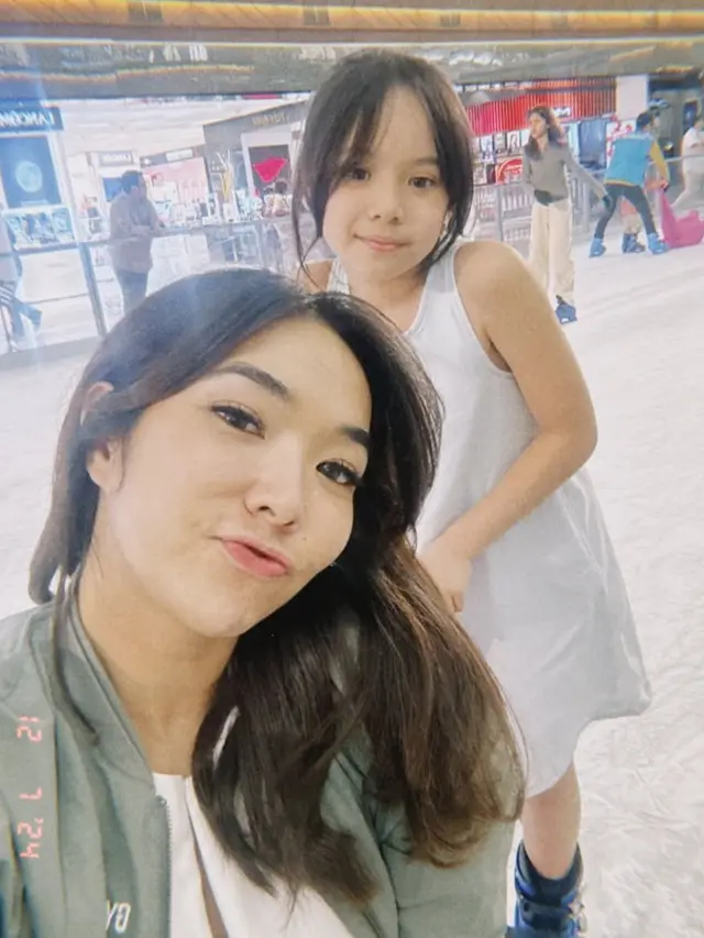 Potret Gisel dan Gempi Kompak Main Ice Skating (credit: https://www.instagram.com/gisel_la/)