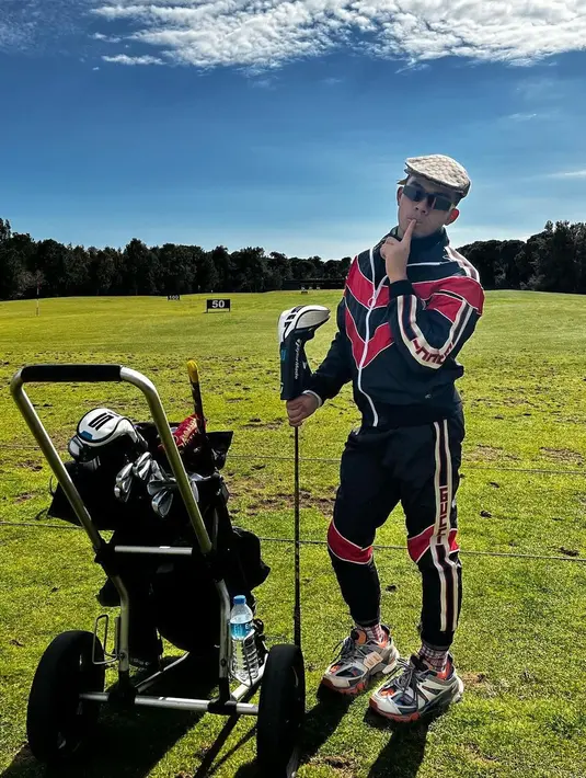 Gaya kece Saaih dengan setelan jaket warna merah-hitam dan topi baret.