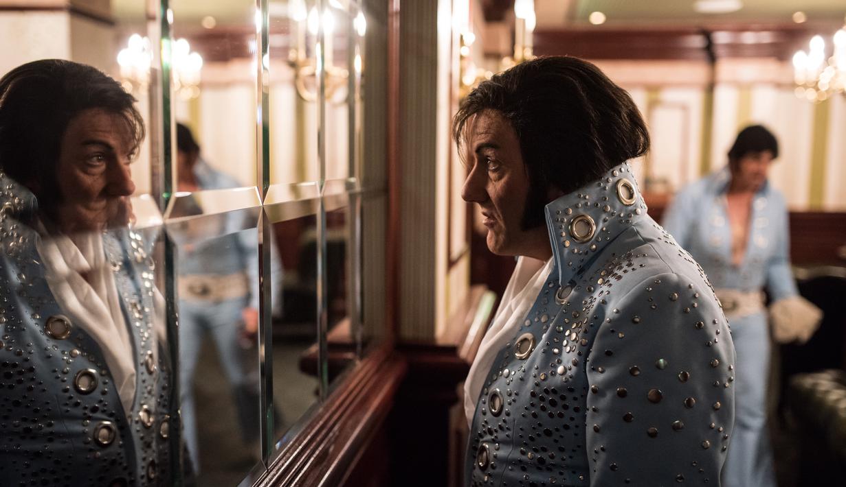 Artis Marc George bersiap untuk tampil dalam pembukaan 'Perayaan Elvis 2018' di Blackpool Winter Gardens, Barat Laut Inggris, Jumat (29/6). Peringatan Elvis Presley ini dihadiri artis, pedagang, dan para penggemar. (Oli SCARFF/AFP)