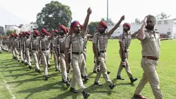 Personel Polisi Punjab mengambil bagian dalam latihan menjelang perayaan Hari Kemerdekaan India ke-75, di Stadion Guru Nanak di Amritsar (12/8/2021). India memperingati Kemerdekaannya pada tahun 1947 dari pemerintahan kolonial Inggris, pada 15 Agustus. (AFP/Narinder)