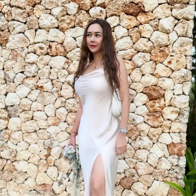 Potret Aura Kasih dengan Bodycon Dress