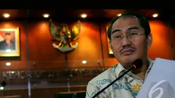 Ketua DKPP Jimly Asshiddiqie menyindir Tim Advokasi Prabowo-Hatta yang melaporkan aduan terkait pelaksanaan Pilpres 2014 pada libur lebaran Idul Fitri 1435 Hijriah, Jakarta, Senin (4/8/2014) (Liputan6.com/Faisal R Syam)