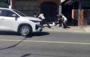 Tiga mahasiswa bawa poster 'omon-omon ditangkap saat Wapres Gibran melintas di Blitar. (Liputan6.com/ Dian Kurniawan)