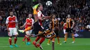 Pemain Hull City, Abel Hernandez, melakukan tendangan salto ke arah gawang Arsenal pada laga lanjutan Premier League, di KCOM Stadium, Sabtu (17/9/20106). (Action Images via Reuters/Lee Smith)