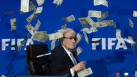 Sepp Blatter Dihujani Uang (AFP)
